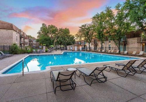 Outdoor pool with lounge chairs and umbrellas at 韦斯特盖特的手臂 bbin出租